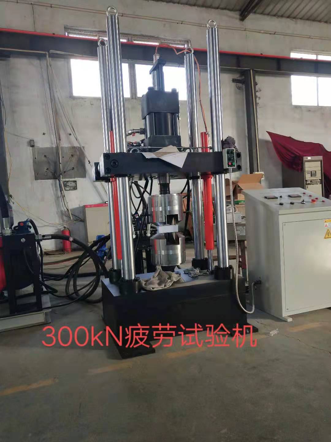 濟(jì)南新時(shí)代試金試驗(yàn)機(jī)廠出口俄羅斯、30噸疲勞試驗(yàn)機(jī)